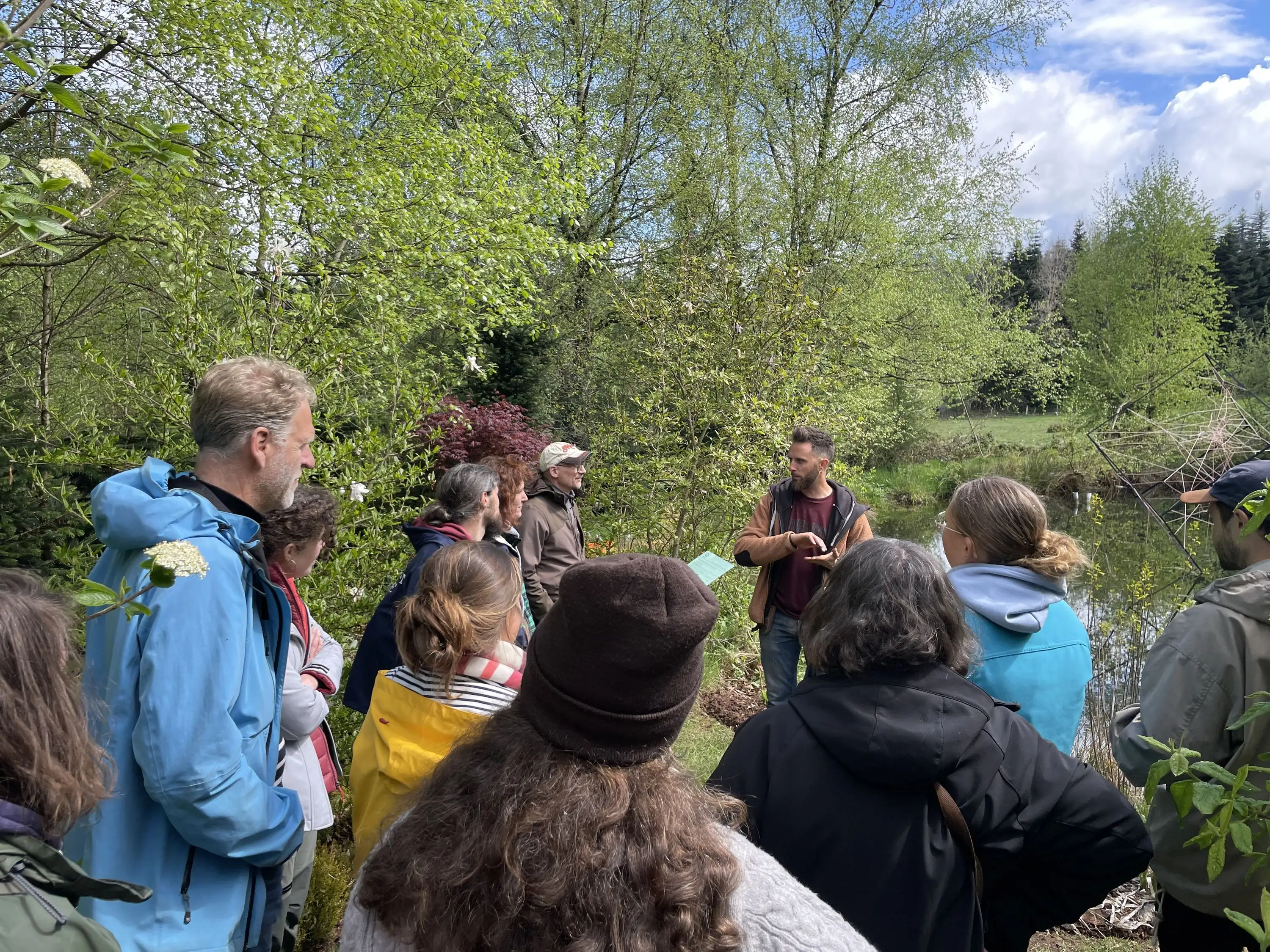 Lilian présente la mare et les successions végétales du jardin-forêt aux étudiant·es
