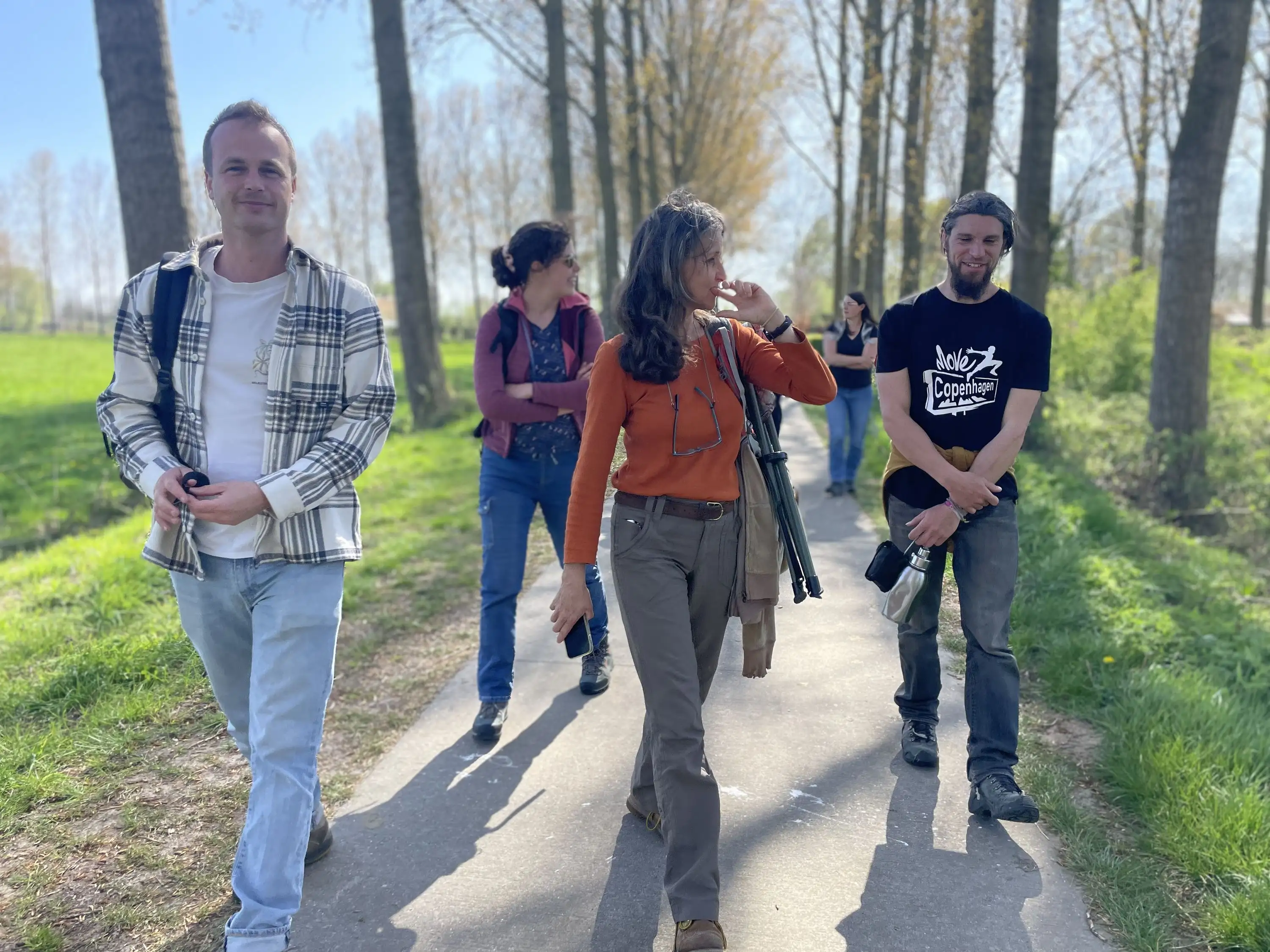 Les participants arpentent les allées arborées du site de Schijndel
