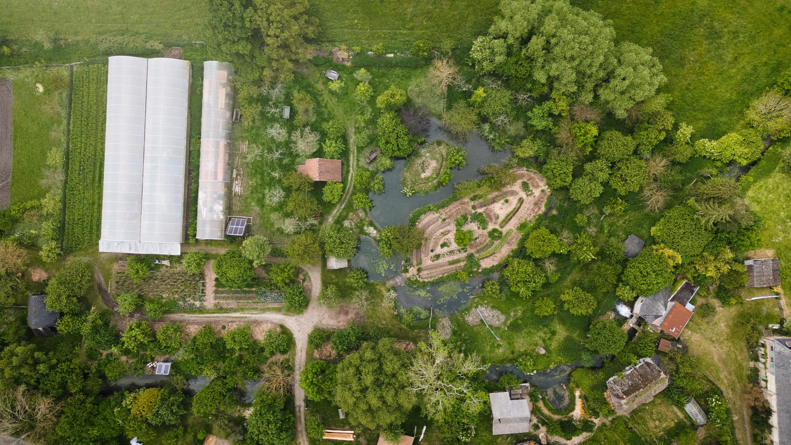 Vue aérienne de la Ferme du Bec Hellouin (printemps 2024) - Photo semisto.org