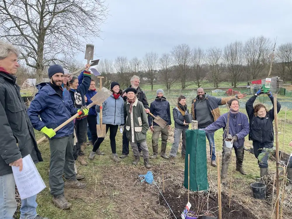 L'équipe des Food Forest Heroes à la fin d'un chantier de plantation